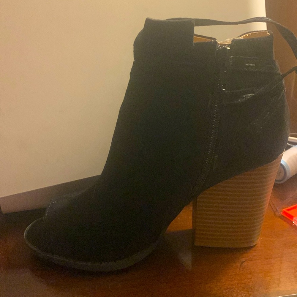 New black shade peep booties